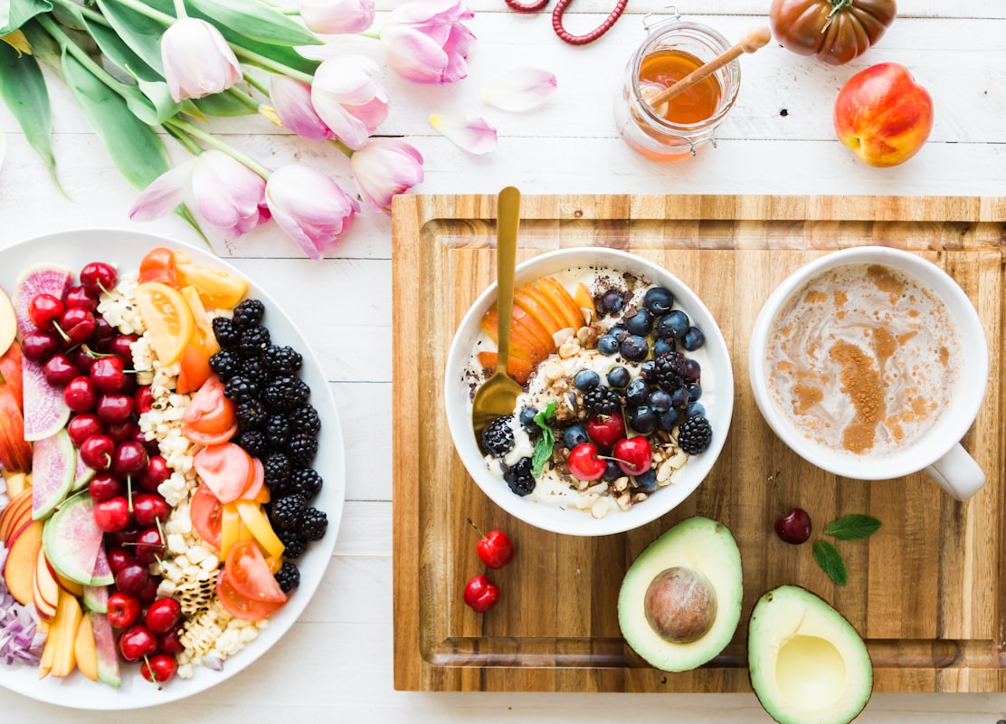 Bunte Smoothie-Schalen mit Früchten und Toppings